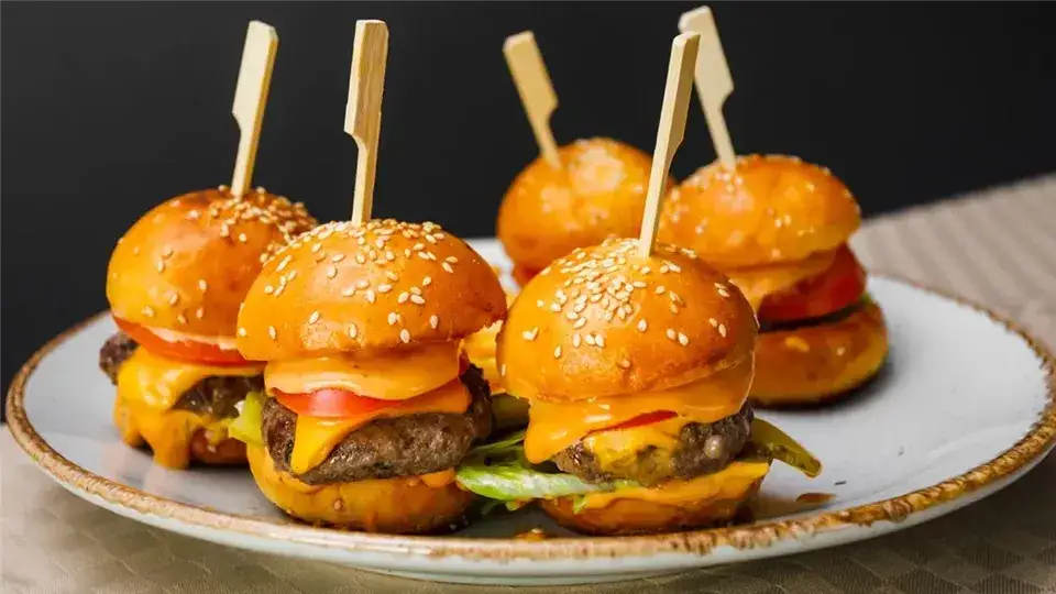 Zdjęcie Jak zrobić mini hamburgery, które zachwycą Twoich gości na imprezie