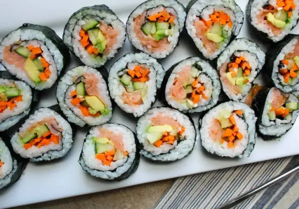 Gotowe rolki sushi z łososiem, awokado, ogórkiem i marchewką. Idealne, by zacząć przygodę, jak zrobić sushi!